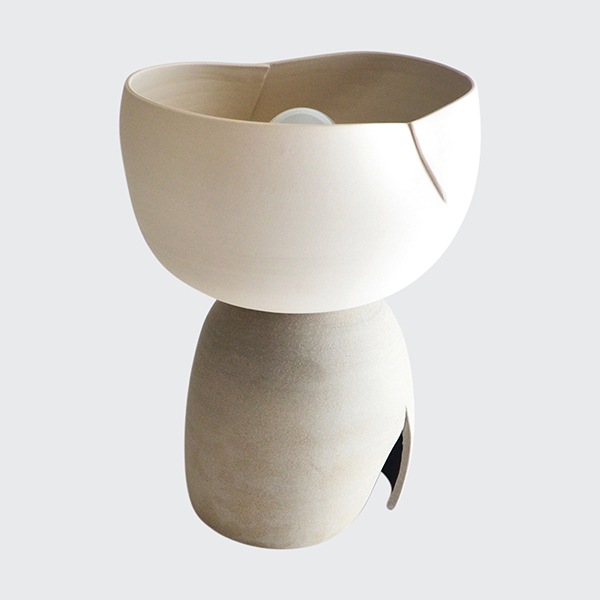 【WorkOf】アメリカ・デザイン照明 テーブルライト「Dart Accent Lamp - White & Taupe」ホワイト 1灯（φ204×H305mm）