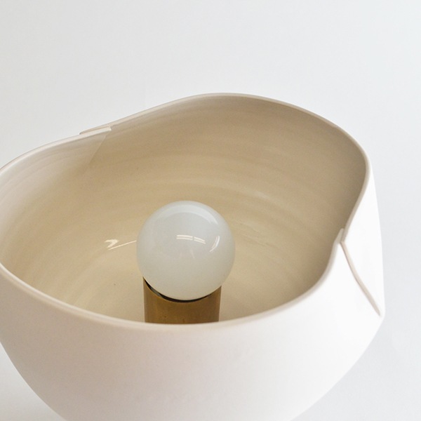 【WorkOf】アメリカ・デザイン照明 テーブルライト「Dart Accent Lamp - White & Taupe」ホワイト 1灯（φ204×H305mm）