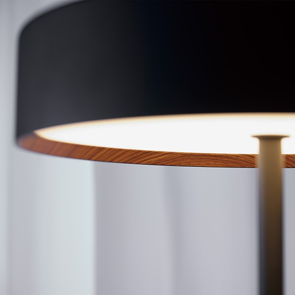 グローLEDフロアランプ「Glow LED-floor lamp」ブラック／ホワイト（Φ380×H1500mm）