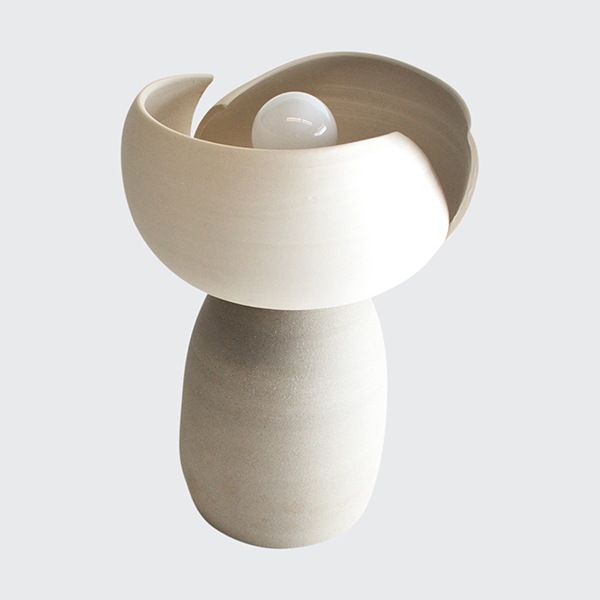 【WorkOf】アメリカ・デザイン照明 テーブルライト「Split Accent Lamp - White & Taupe」ホワイト 1灯（φ204×H305mm）