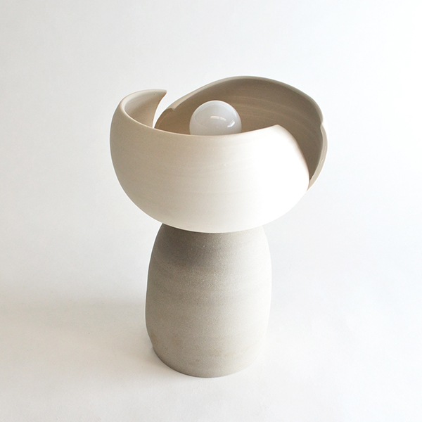【WorkOf】アメリカ・デザイン照明 テーブルライト「Split Accent Lamp - White & Taupe」ホワイト 1灯（φ204×H305mm）