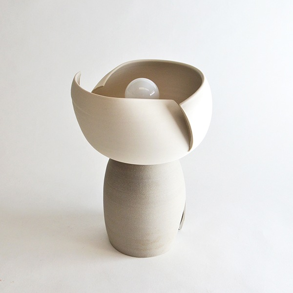 【WorkOf】アメリカ・デザイン照明 テーブルライト「Split Accent Lamp - White & Taupe」ホワイト 1灯（φ204×H305mm）
