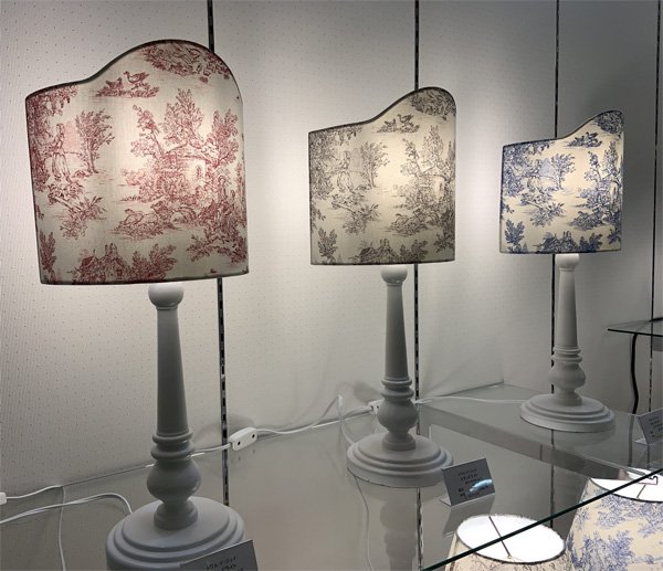 トワル・ド・ジュイ柄シェードテーブルランプ「La Pastorale red