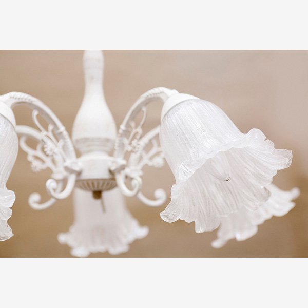 【10月上旬頃入荷予定】クラシカルシーリングランプ5灯「ロクサーヌ」・ホワイトブラッシュゴールド(W620×H300mm)