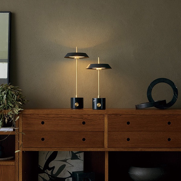 イノセンスLEDテーブルランプ L「Innocence LED-table lamp (L)」ブラック／グレージュ／ホワイト（φ170×H420mm）