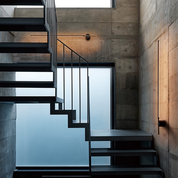 ビジョンLEDロングウォールランプ「Vision LED-long wall lamp」ブラック／ホワイト（H1200×D70mm）