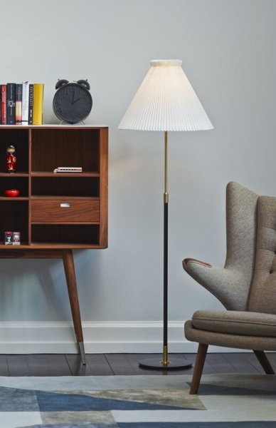 Le Klint】北欧デザイン照明「Floor lamp 351, brass - black