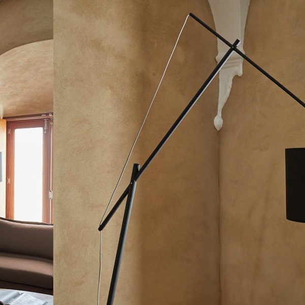 【aromas】 スペイン・インテリア照明「ARIO」フロアライト 1灯 ブラック (W1614×H2016mm)