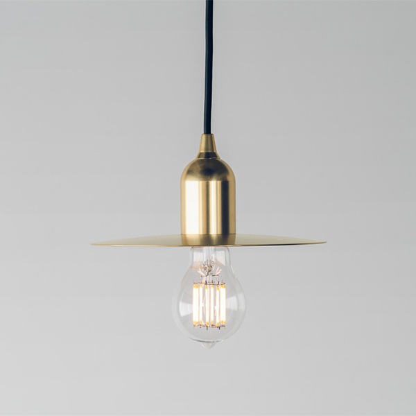 【国内メーカー】デザイン照明「muni」フラットシェードペンダントライト　ゴールド（φ195×H88mm）