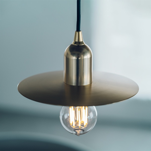 【国内メーカー】デザイン照明「muni」フラットシェードペンダントライト　ゴールド（φ195×H88mm）