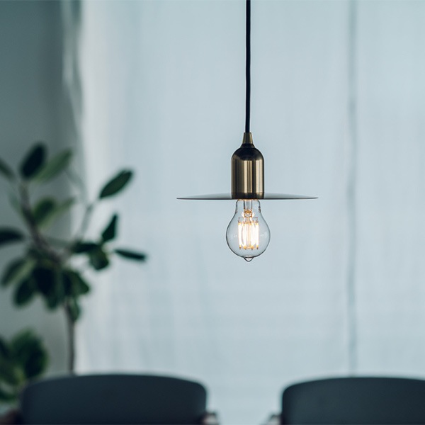 【国内メーカー】デザイン照明「muni」フラットシェードペンダントライト　ゴールド（φ195×H88mm）