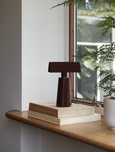 【&Tradition】北欧デザイン照明「Caret MF1 portable table lamp, dark burgundy」テーブルライト(W100×D150×H220mm)