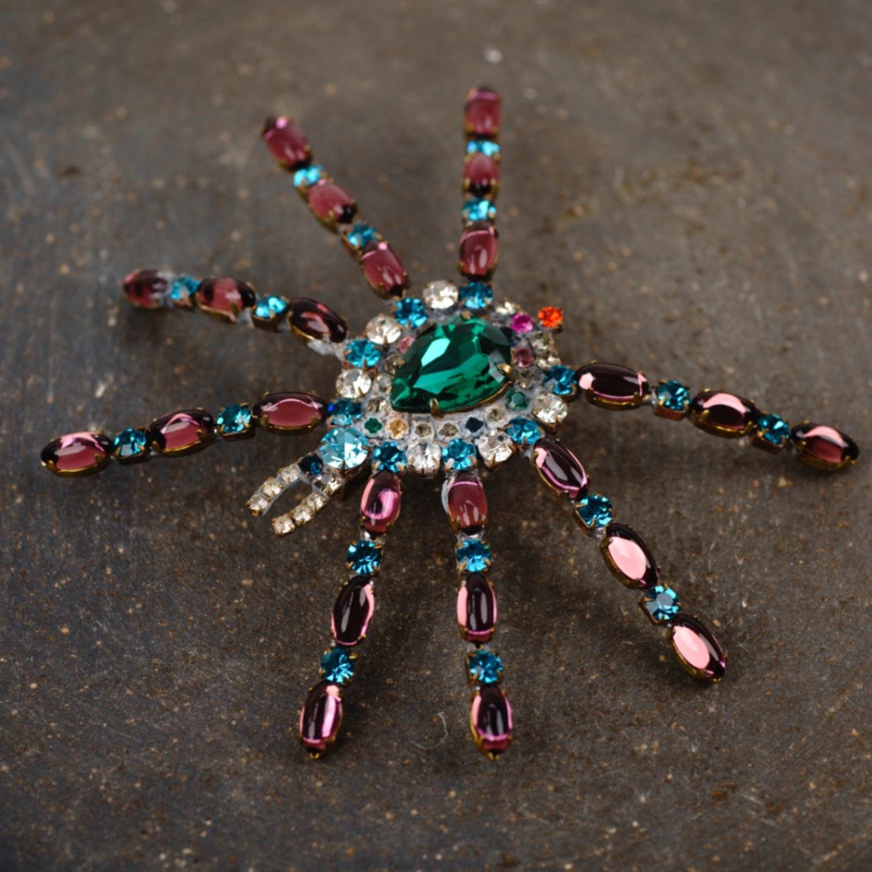 チェコガラスのブローチ 蜘蛛（グリーンパープル） | すべての商品