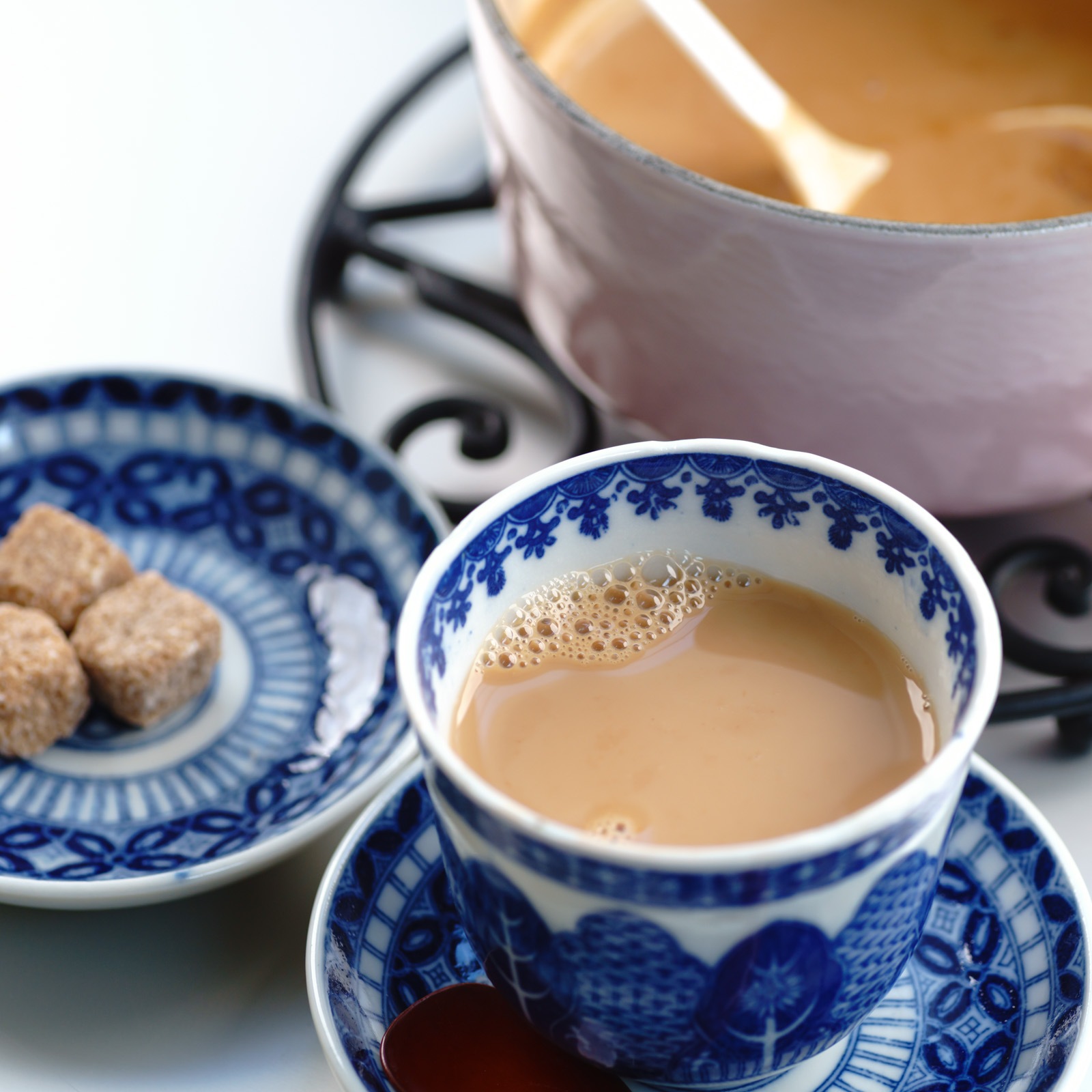 「ムガール」インド仕込みのスパイスティー　チャイティー　白缶