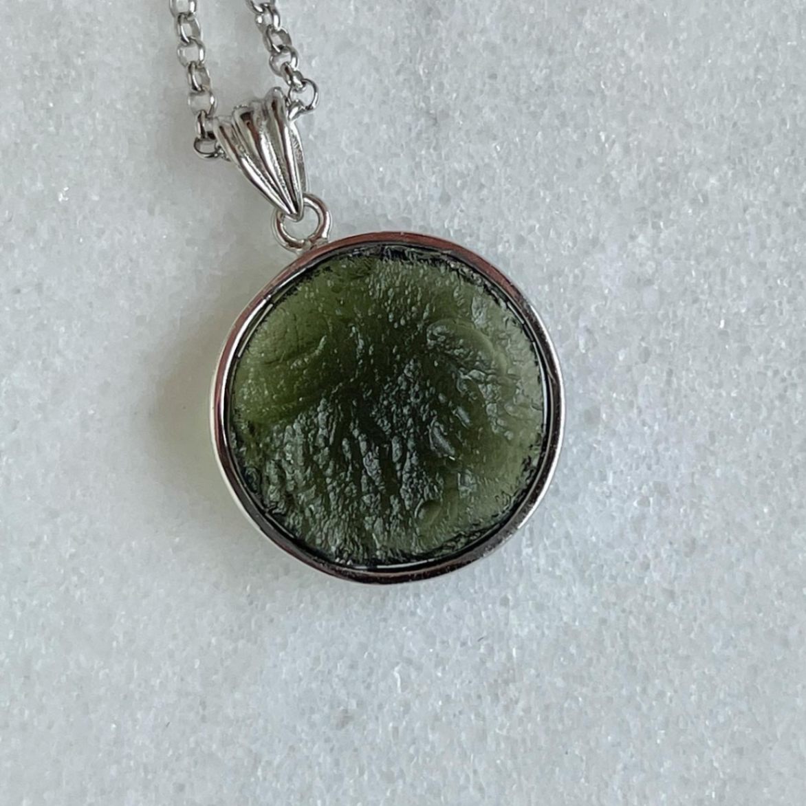 【ソーティング•SVチェーン付】希少❣️4.3gモルダバイトペンダント ソーティング•SVチェーン付】希少❣️4.3gモルダバイト