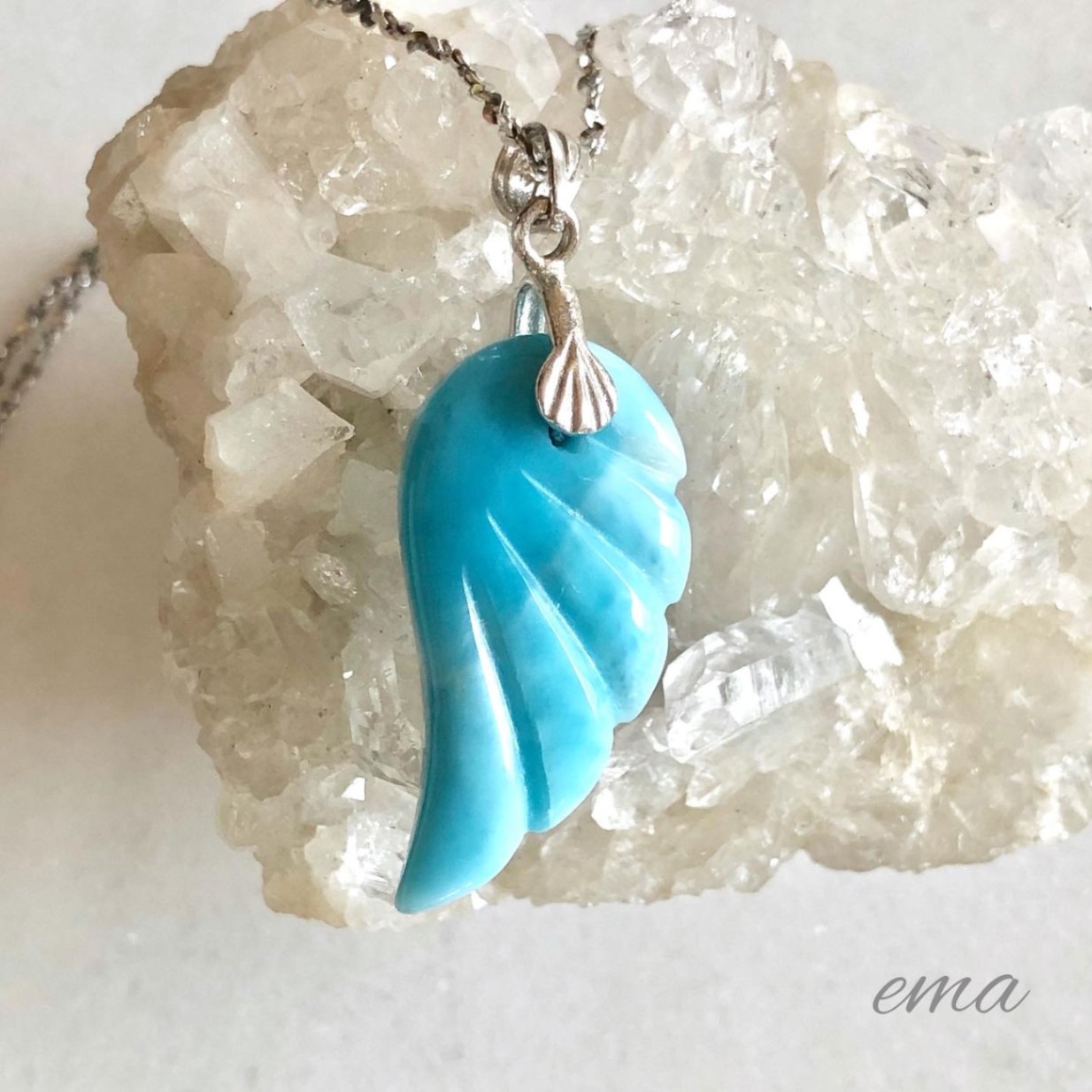 高品質ラリマー　ペンダント（チェーン付き）サイズ:24×18mm 厚み9.8mm 超美石】ラリマー 羽根 ペンダント（チェーンつき