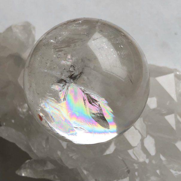 特選】ヒマラヤ水晶 丸玉 直径40mm （虹入り）（台座つき