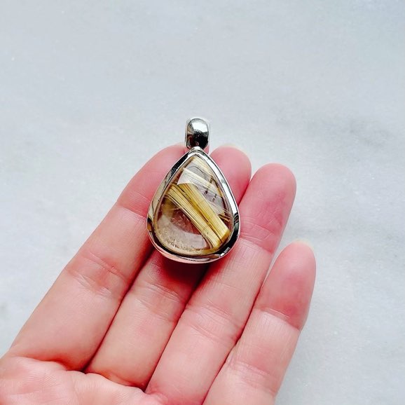 天然石タイチンゴールドルチルクォーツ雫型ペントップバチカン