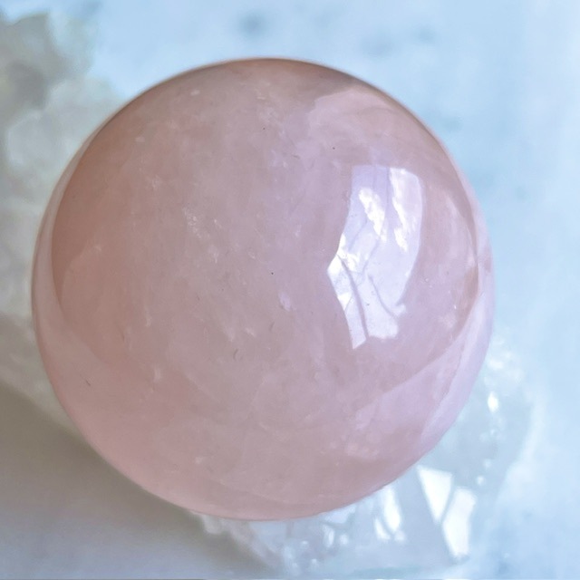 ローズクォーツ丸玉（台座付き）55mm スターローズクォーツ丸玉（台座付き）-025水晶クラスター、天然石