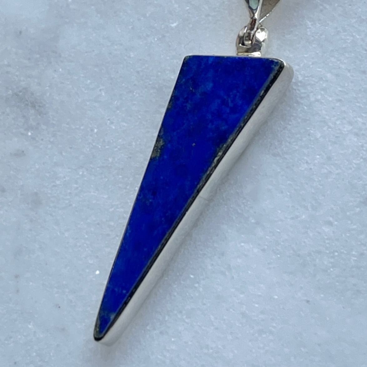 超美石】ラピスラズリ 三角 ペンダント （チェーンつき） 5838