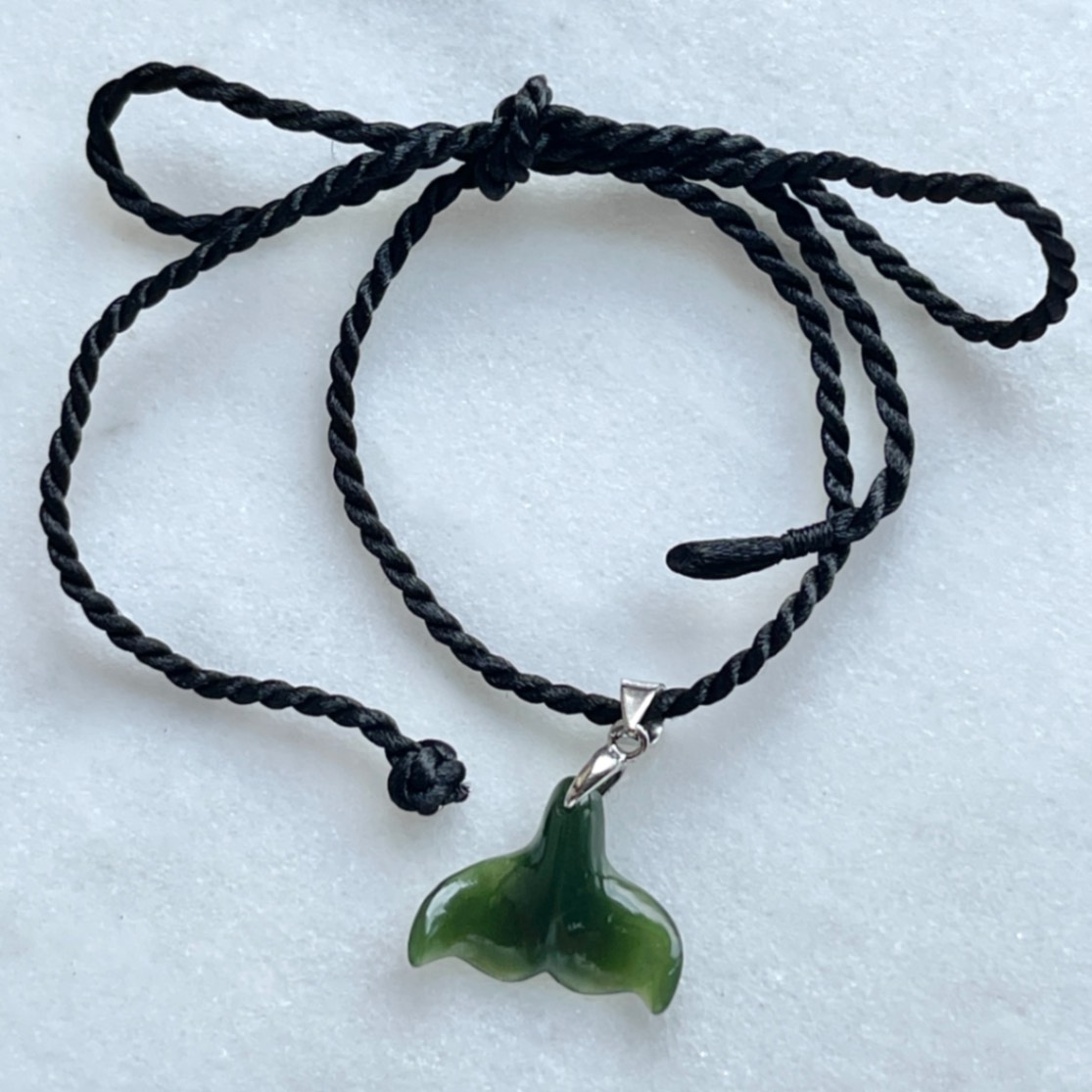 超美石】カナダ翡翠（ネフライト） 幸運のお守り ホエールテール