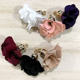 27mm×25mm 1個入 全6色 化繊製フラワータッセルチャーム ペンダント 花びら ゴールドヘッド ホワイト モーブピンク ディープパープル ワインレッド ブラック モカ  / アーティフィシャル