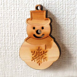 アンシャンテラボ 木製 クリスマスオーナメント 9mm厚 雪だるま / オリジナル商品 紐付き Xmas 飾り 装飾 ツリー飾り デコレーション  【無料ギフトボックス付】【ゆうパケット対応】|オーナ