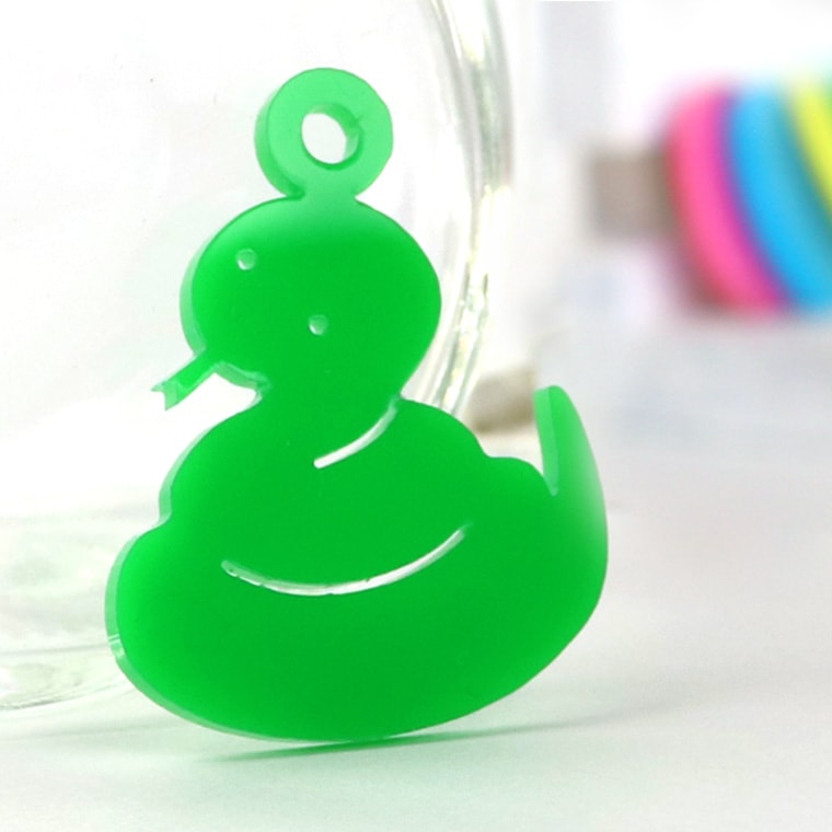 アクリルチャーム へび 2cm 厚さ2mm 選べる豊富なカラー アンシャンテラボ / 干支 蛇 ヘビ 十二支 お正月 縁起物 和風 和柄 アクセサリーパーツ ピアス イヤリング キーホルダー ハンドメイド材料 レジン資材 【ゆうパケット対応】