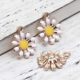 3個入 16mm×13mm メタルチャーム デイジー 金 亜鉛合金 エナメル / チャーム 装飾パーツ デコレーション はな 花 白 ホワイト ペンダントパーツ グリーン ゴールドカラー アクセサリー