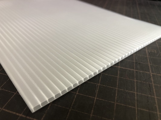 輸入 プラダン 軽量タイプ 2.5mm 900X1800mm 1梱包 20枚入 | 養生