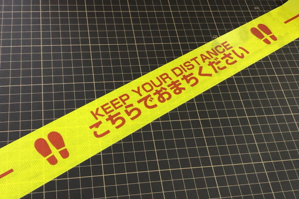 ソーシャルディスタンス KEEP YOUR DISTANCE 50mmX25m 表示テープ 1箱