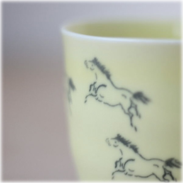 大堀相馬焼 松永窯 馬九行久(うまくいく) マグカップ イエロー