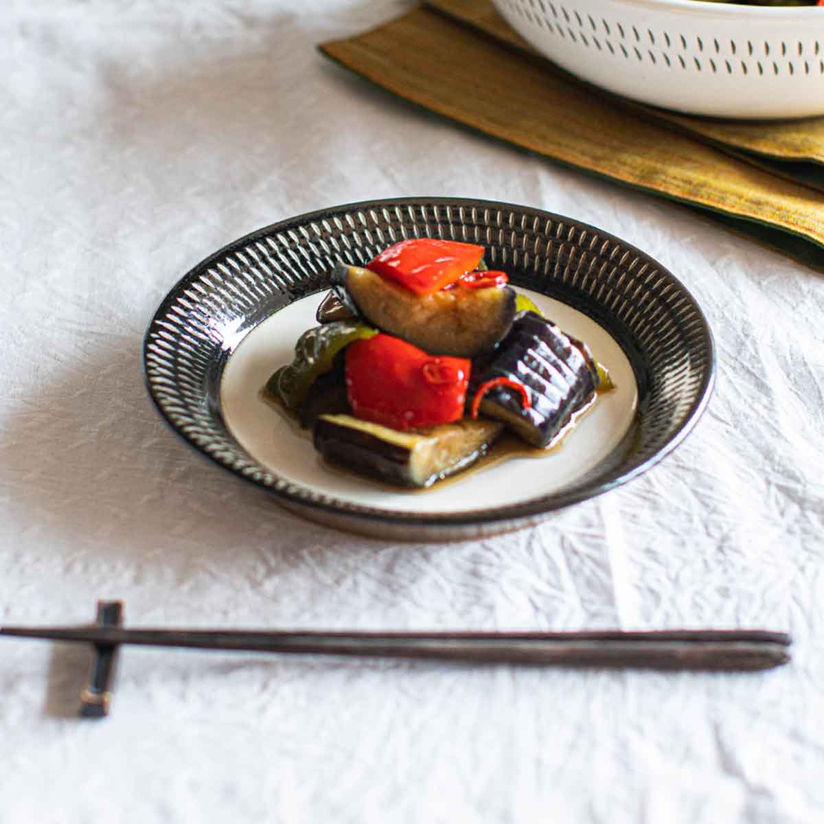 小石原焼 カネハ窯 飛び鉋プレート【中】（黒×白ツヤ）