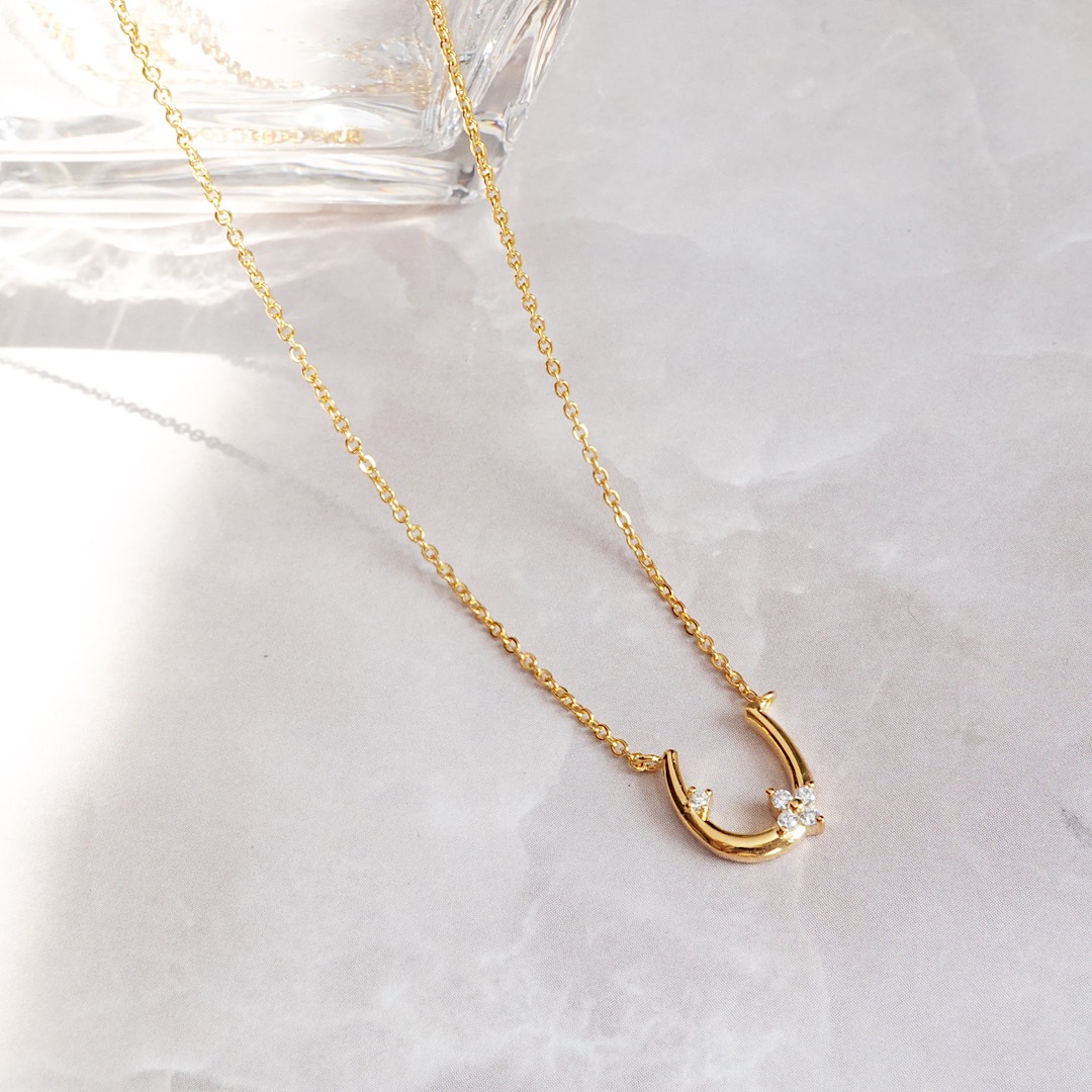 健康アクセサリー nene サイドフラワーホースシューネックレス【ニッケルフリー