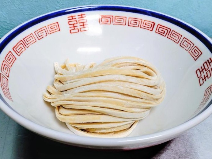 【1月限定麺】春よ恋 平打ち麺（1玉入）