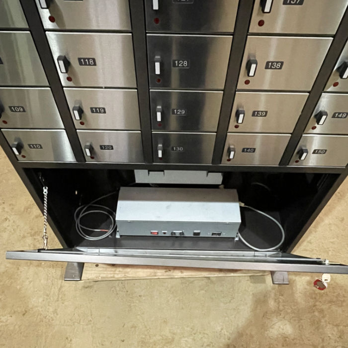 中古｜貴重品保管ボックス 46扉 FB-46BM-T アルファロッカーシステム 2010年 指静脈認証 貴重品ロッカー 業務用 タッチパネル｜動産王｜千葉｜送料無料