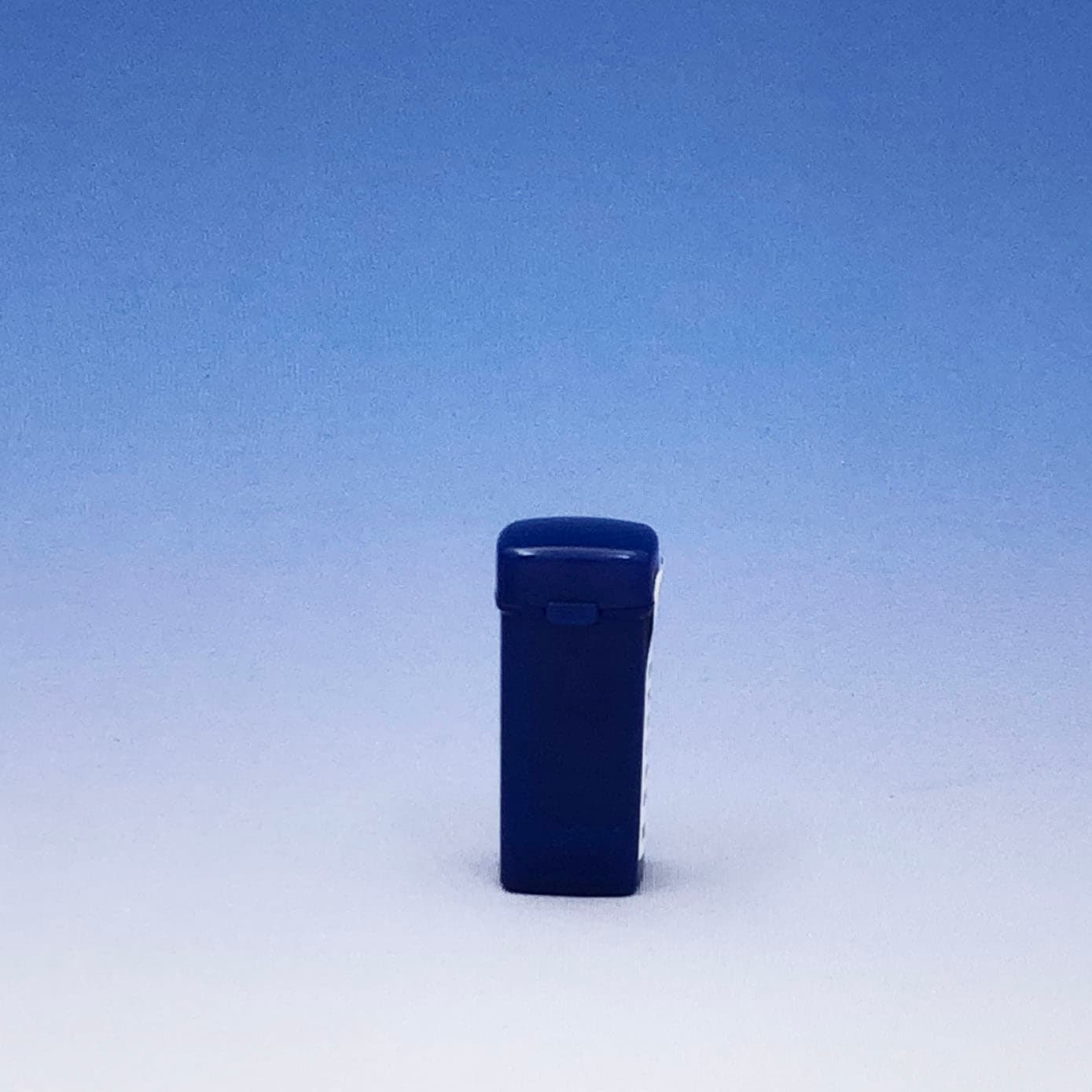 保管用ケース<Br>
密栓しケースに入れ高温多湿を避け暗所に保管して下さい。