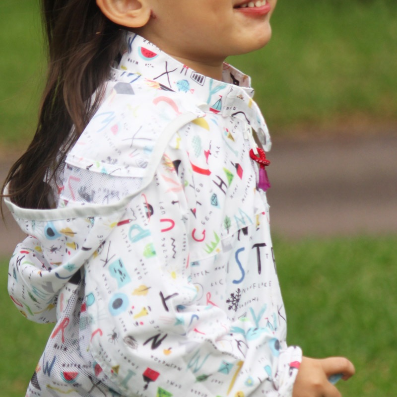 【子供用】　サンブロックＵＶメッシュパーカー　アルファベット　紫外線対策　