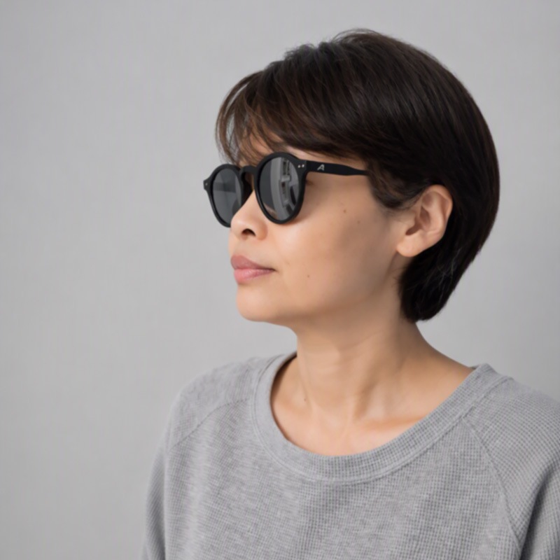 大人用　SNEEK　ブラックマット　UVカットサングラス　紫外線対策用