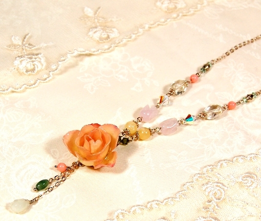 NKD33-04 本物花（バラ）と天然石キュービックのネックレス