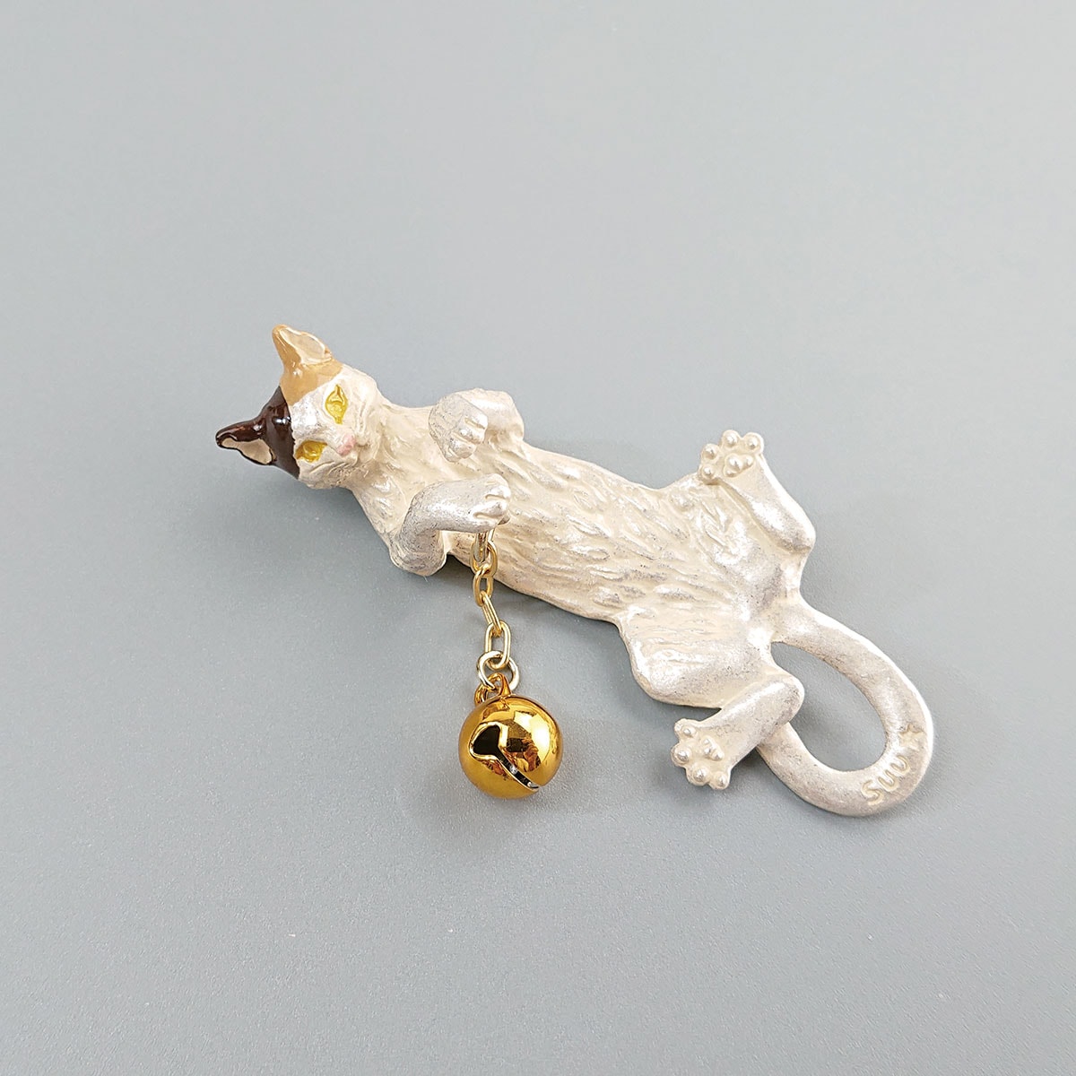 根付け、時代有り、4cm.猫の図、銘有り『正秀』なかなかの細工です。 衿秀 公式 根付 根付け ねつけ 三毛猫 cat ねこ 猫 cat ネコ ブラフ