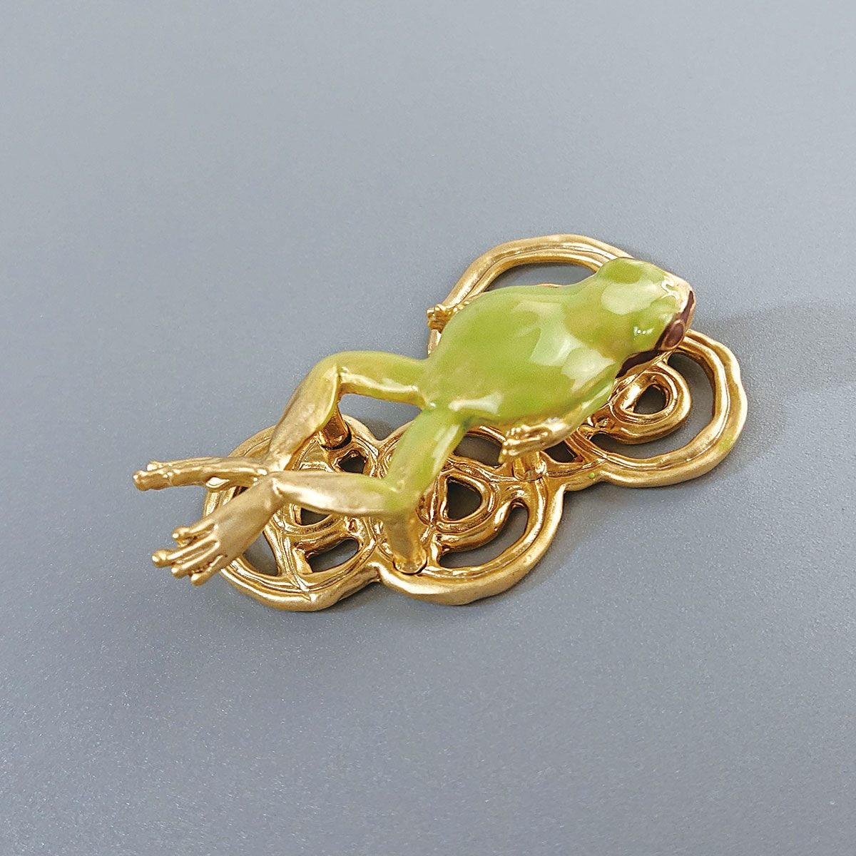 衿秀 公式 帯留め 帯留 おびどめ 蛙 カエル かえる suu ブラフシュー