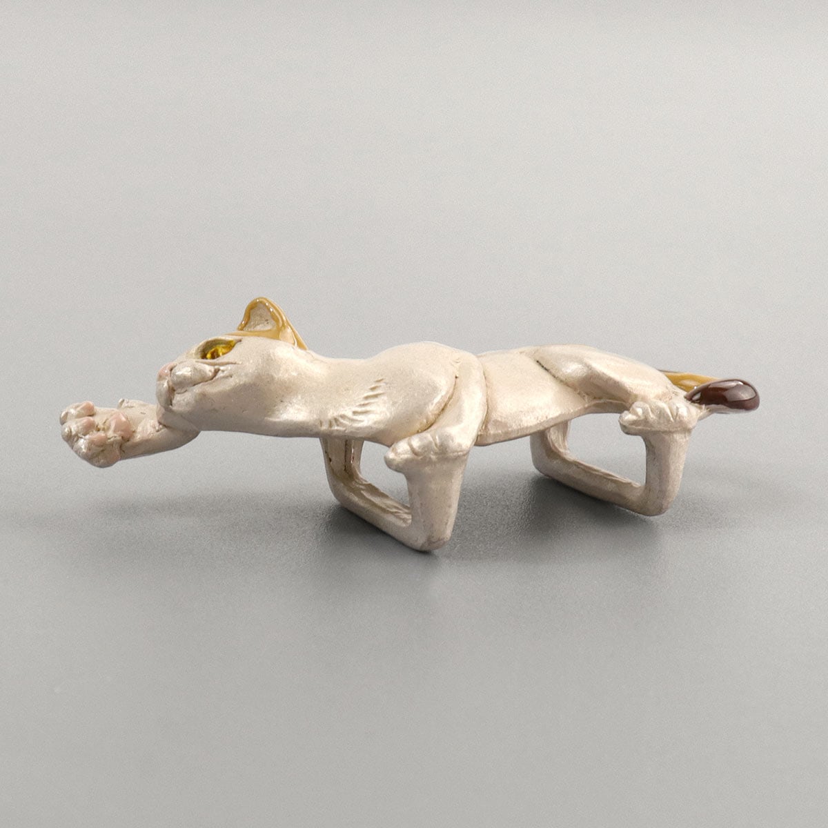 衿秀 公式 帯留め 帯留 おびどめ 悪戯三毛 猫 ねこ ネコ suu ブラフ