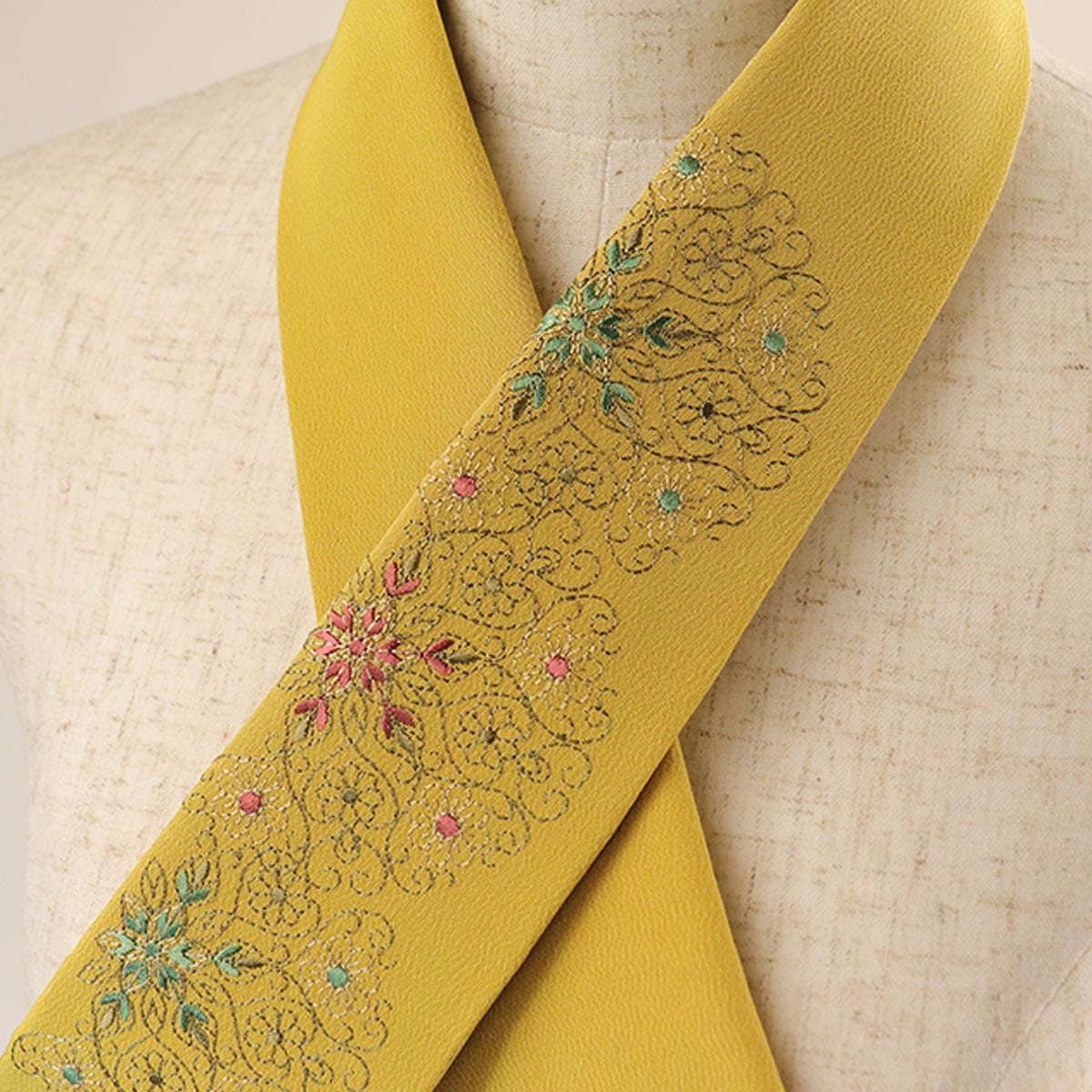 衿秀 公式 き楽っく 替え衿 刺繍 ダマスク柄 花 からし色 ワンポイント