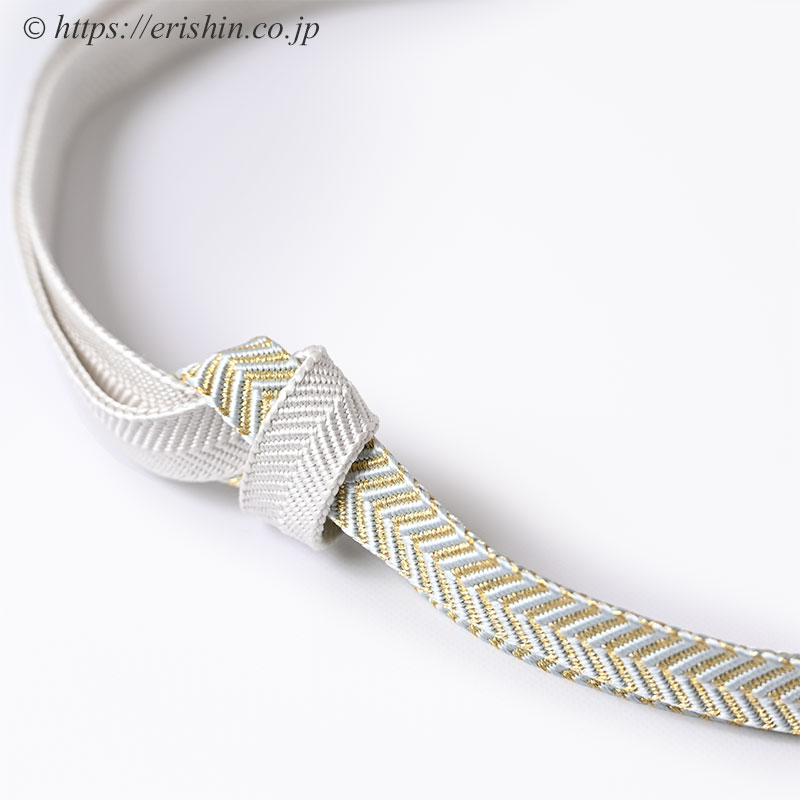 帯締め　笹浪組（白に白縹色と金色の矢羽根段）