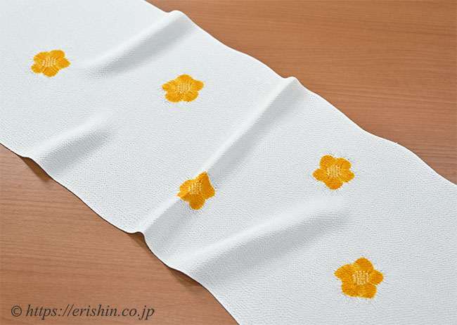 帯揚げ(絞り輪出し/練色に金柑色・縮緬)