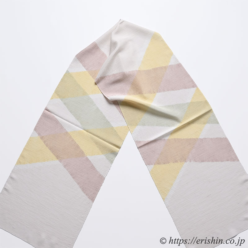 帯揚げ(絞り斜め縞/鳥の子色地に三色段)加藤萬「着物と帯・呉服えり新」