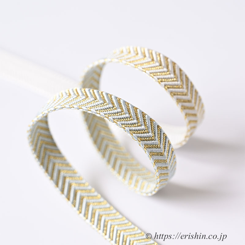帯締め 笹浪組(白に白縹色と金色の矢羽根段)