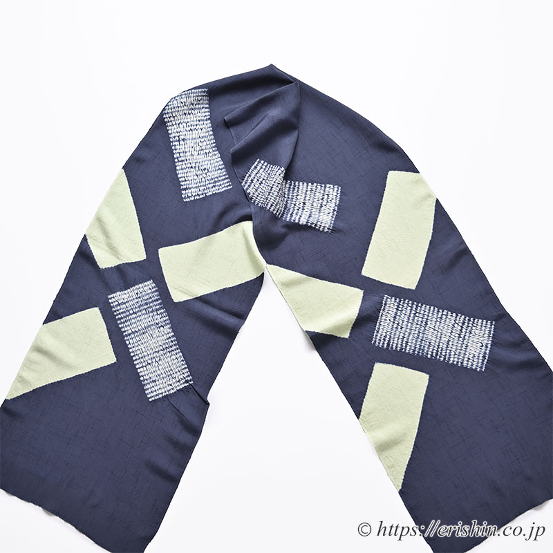 帯揚げ(絞りの四角/鉄御納戸色に薄柳色・紬地)加藤萬「着物と帯・呉服えり新」