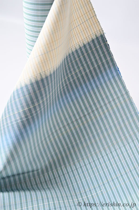芝崎圭一 座繰紬(絣・多色暈し段/鳥の子色に薄花色のさざ波段)「着物と帯・呉服えり新」